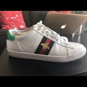 White sneakers red green stripe bee us9